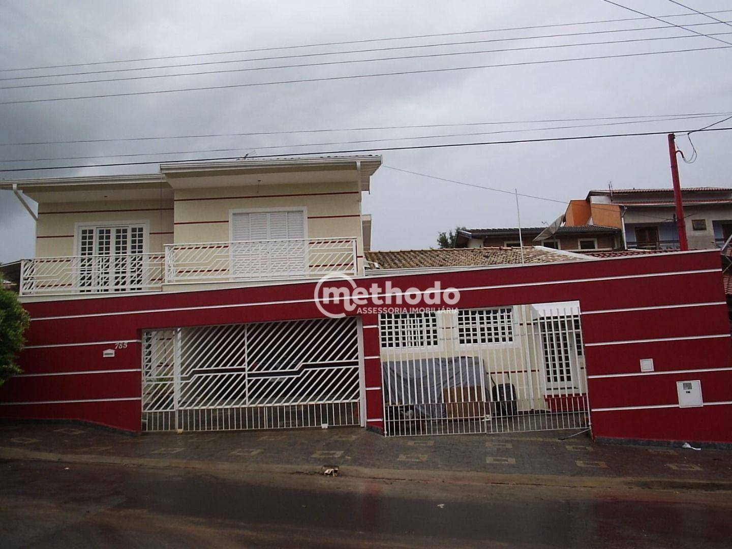 Casa à venda com 4 quartos, 330m² - Foto 1