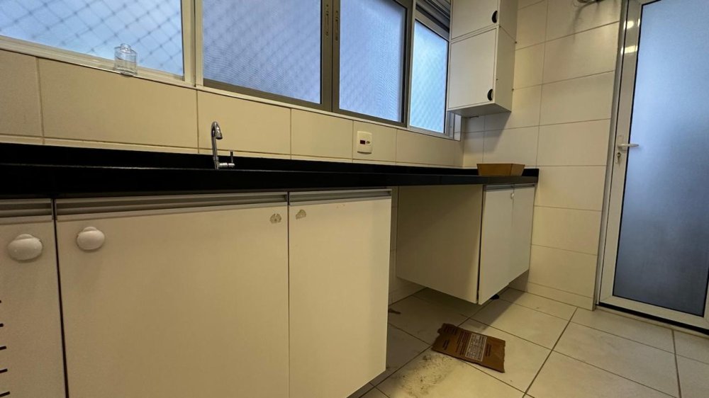 Apartamento à venda com 3 quartos, 134m² - Foto 3