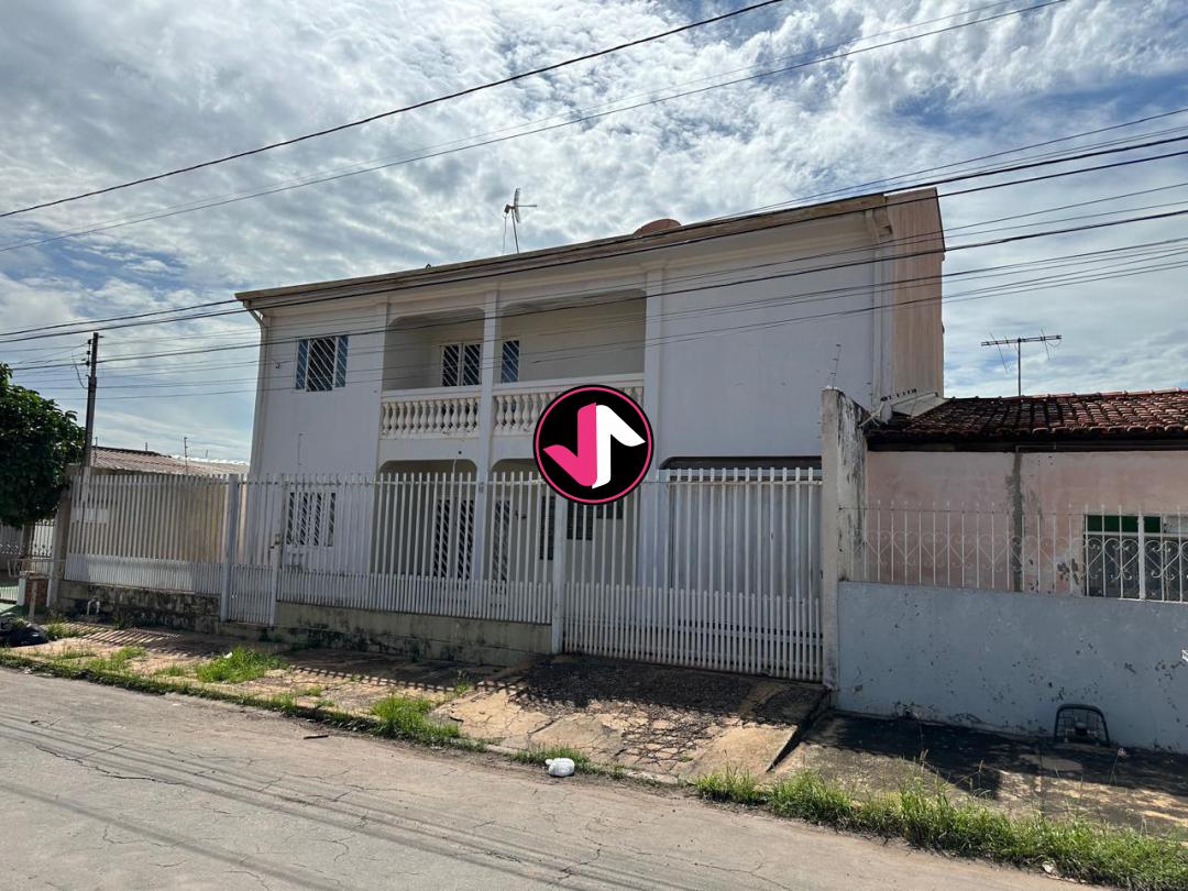 Casa à venda com 4 quartos, 249m² - Foto 1