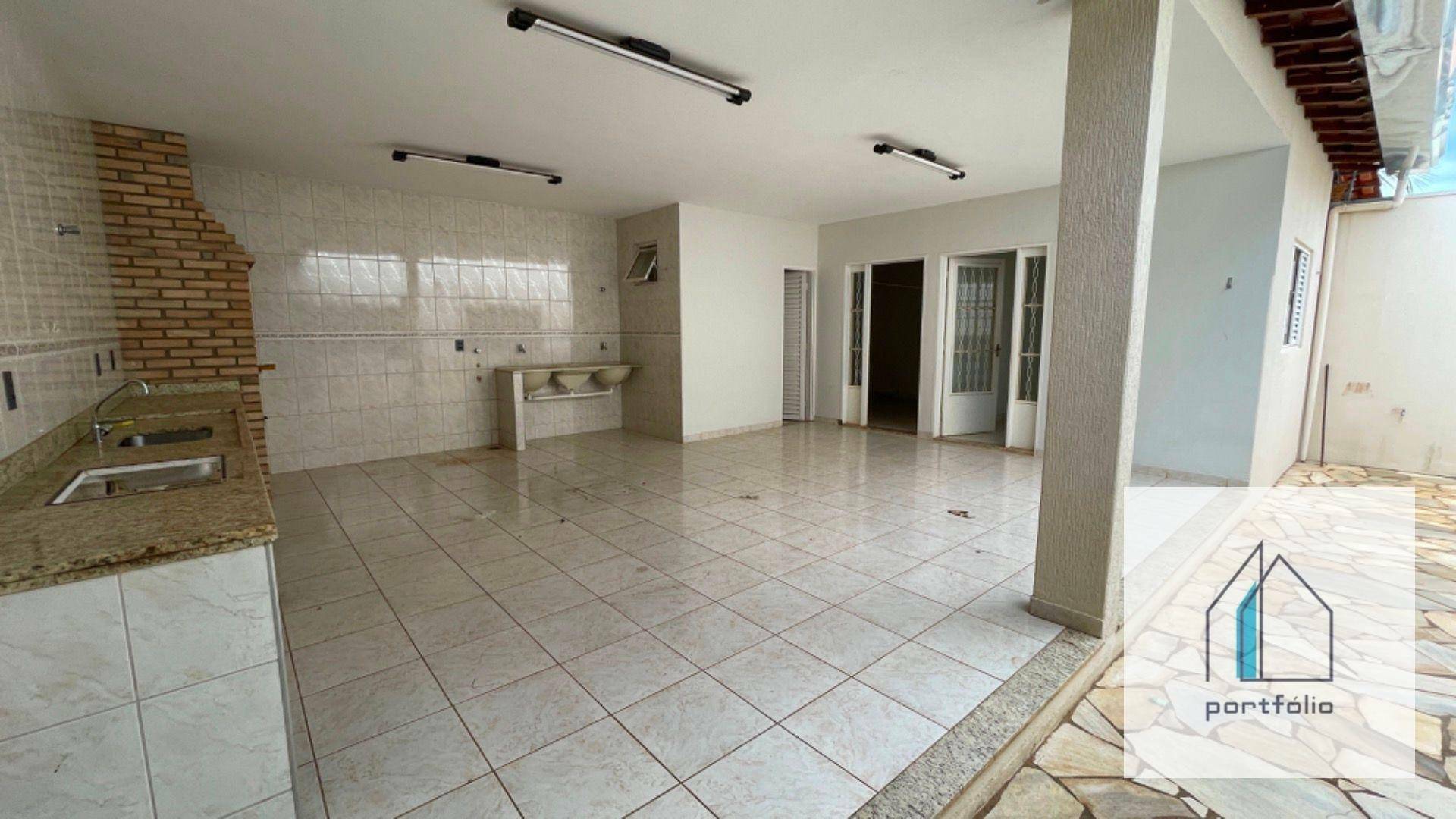 Casa de Condomínio à venda com 5 quartos, 220m² - Foto 1