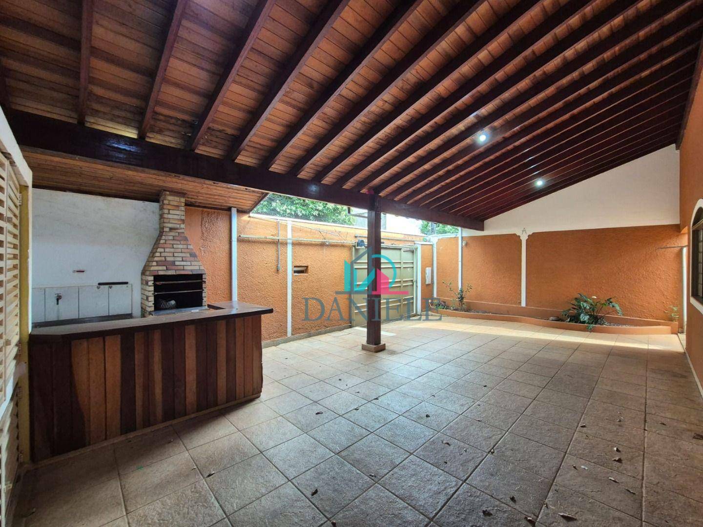 Casa à venda com 3 quartos, 182m² - Foto 1