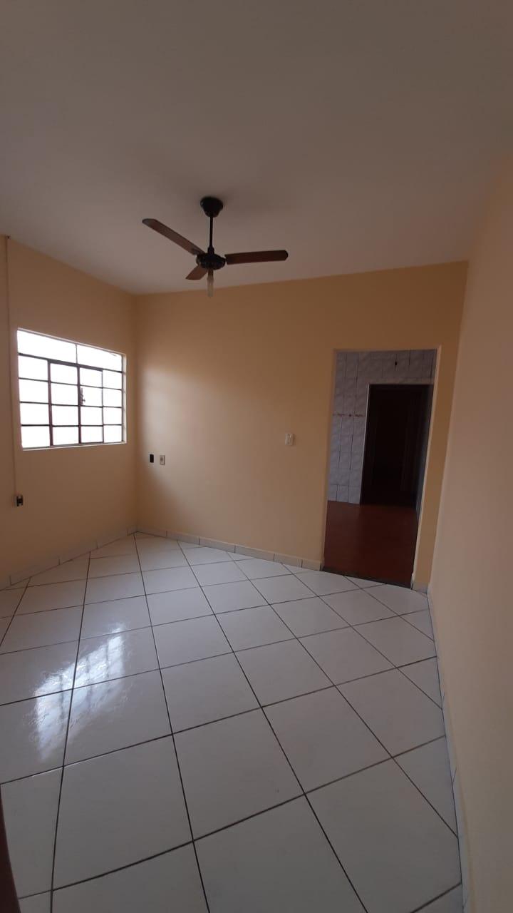 Casa à venda com 2 quartos, 120m² - Foto 1