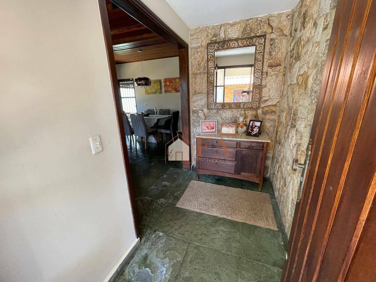 Casa à venda com 3 quartos, 237m² - Foto 2