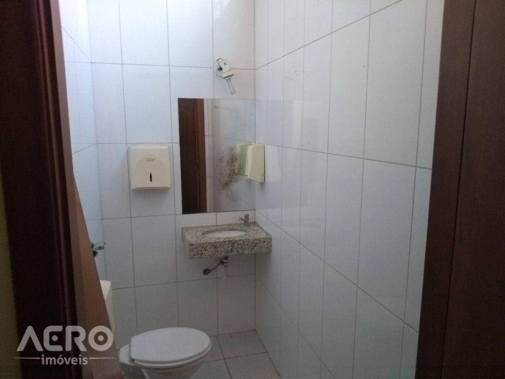 Casa à venda com 3 quartos, 218m² - Foto 9