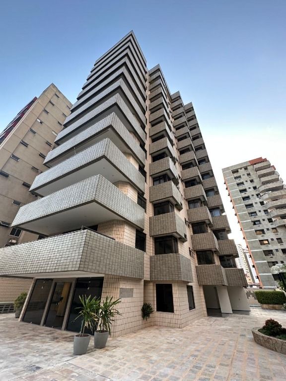 Apartamento à venda com 3 quartos, 216m² - Foto 1