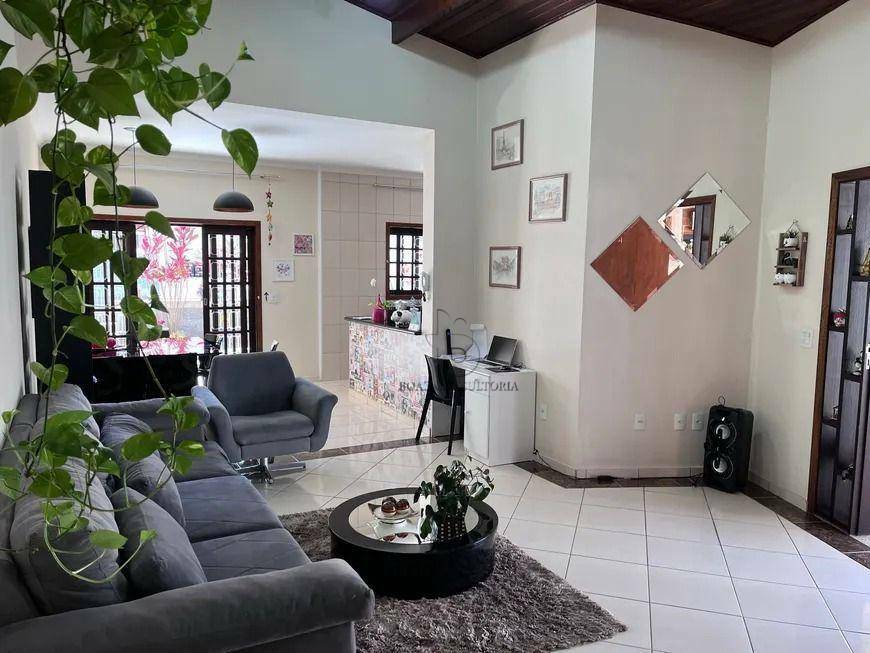 Casa à venda com 3 quartos, 228m² - Foto 2