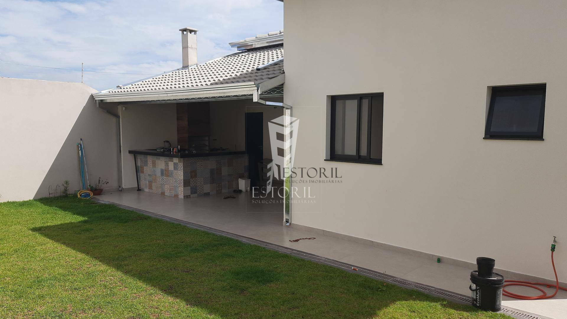 Casa à venda com 3 quartos, 190m² - Foto 1