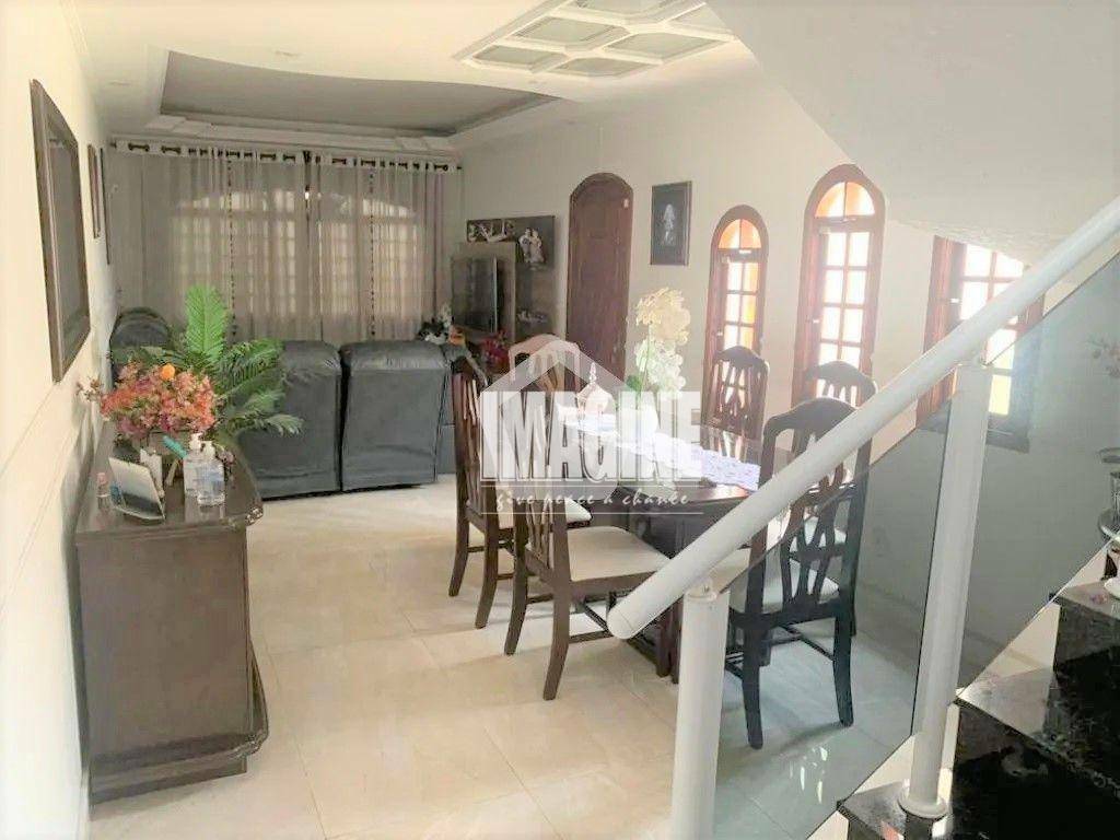 Sobrado à venda com 3 quartos, 240m² - Foto 1