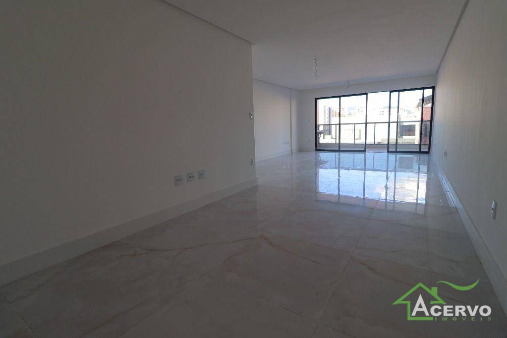 Apartamento à venda com 4 quartos, 225m² - Foto 2