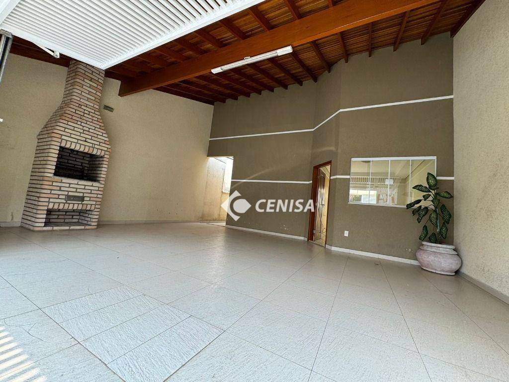 Casa à venda com 3 quartos, 118m² - Foto 1