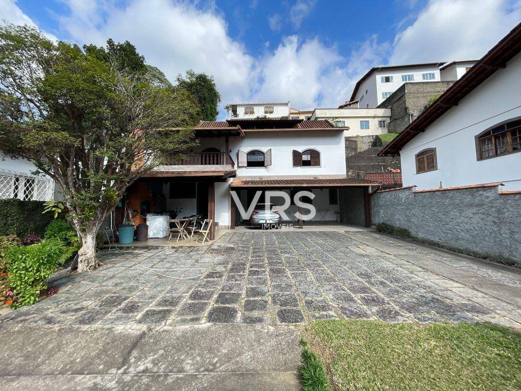 Casa à venda com 3 quartos, 238m² - Foto 1