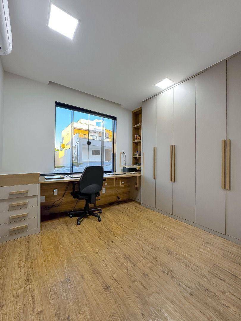 Casa de Condomínio à venda com 4 quartos, 235m² - Foto 2