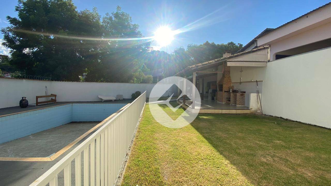 Casa para alugar com 3 quartos, 385m² - Foto 1