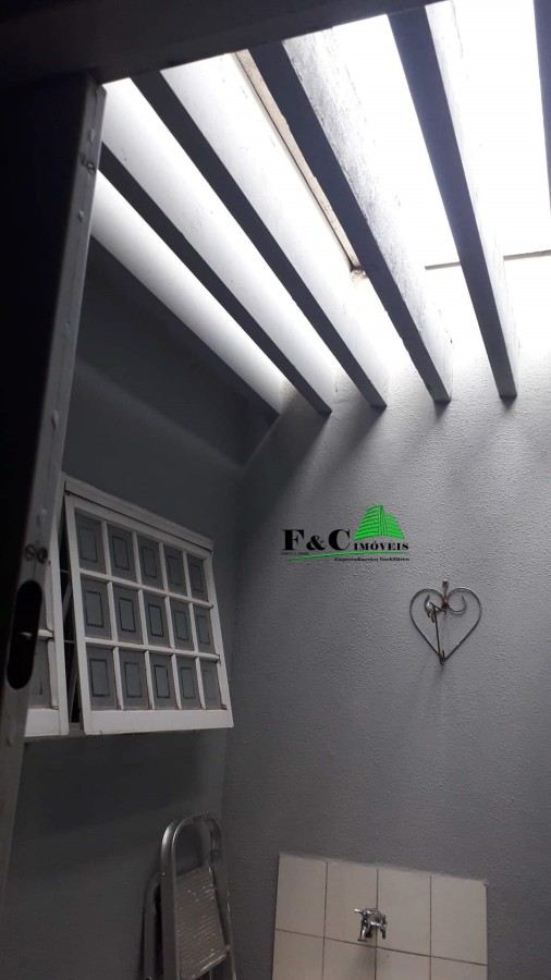 Casa à venda com 2 quartos, 125m² - Foto 2