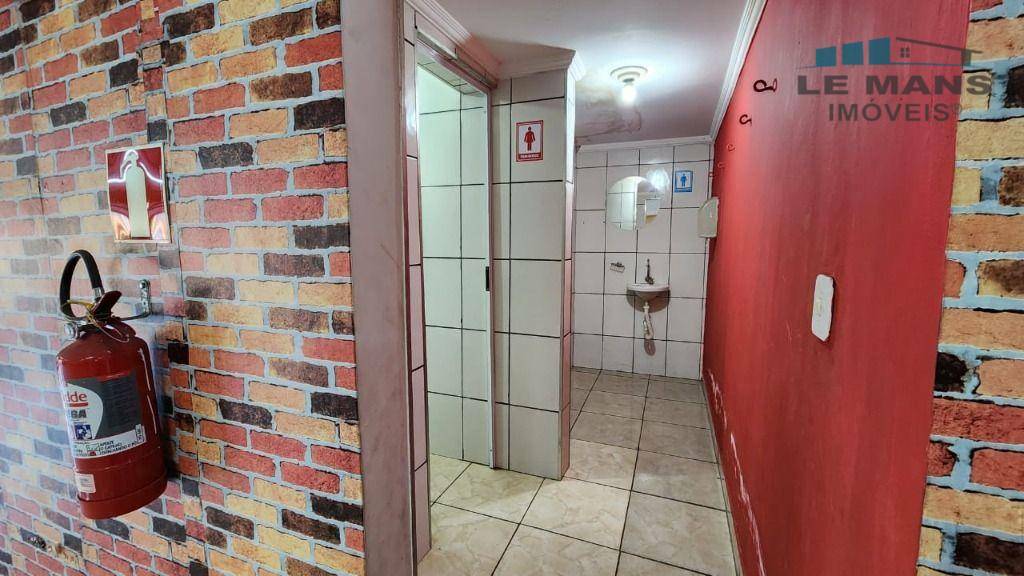 Casa para alugar com 2 quartos, 165m² - Foto 15