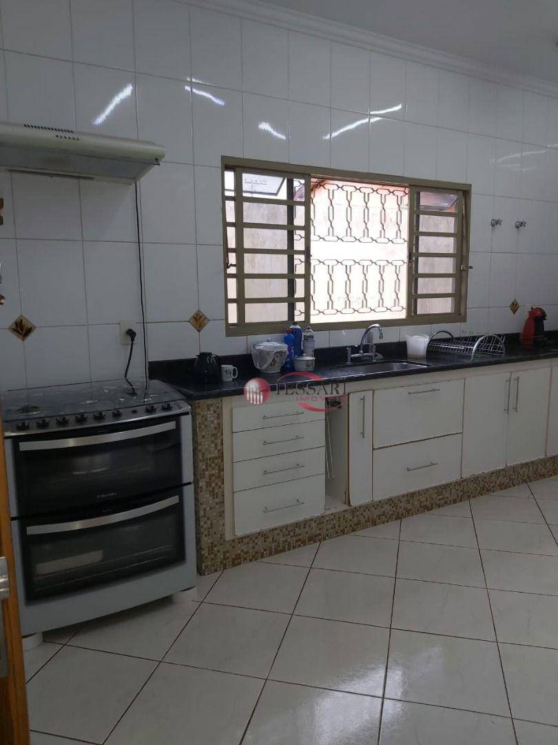 Casa à venda com 3 quartos, 164m² - Foto 1