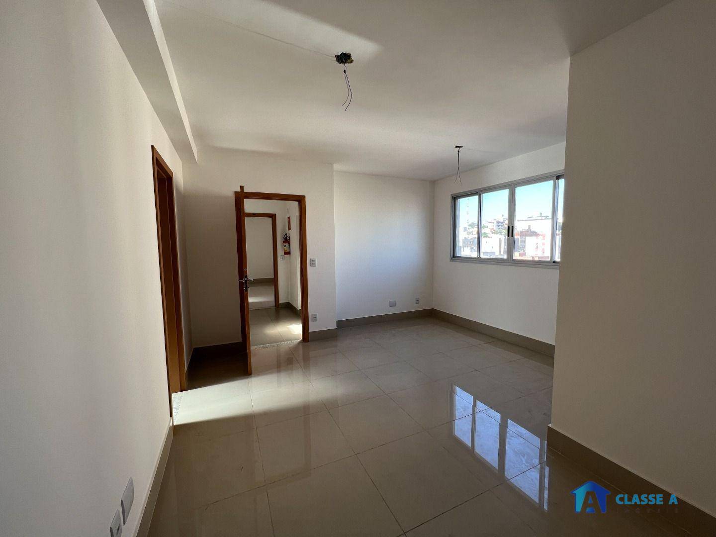 Apartamento à venda com 3 quartos, 74m² - Foto 2