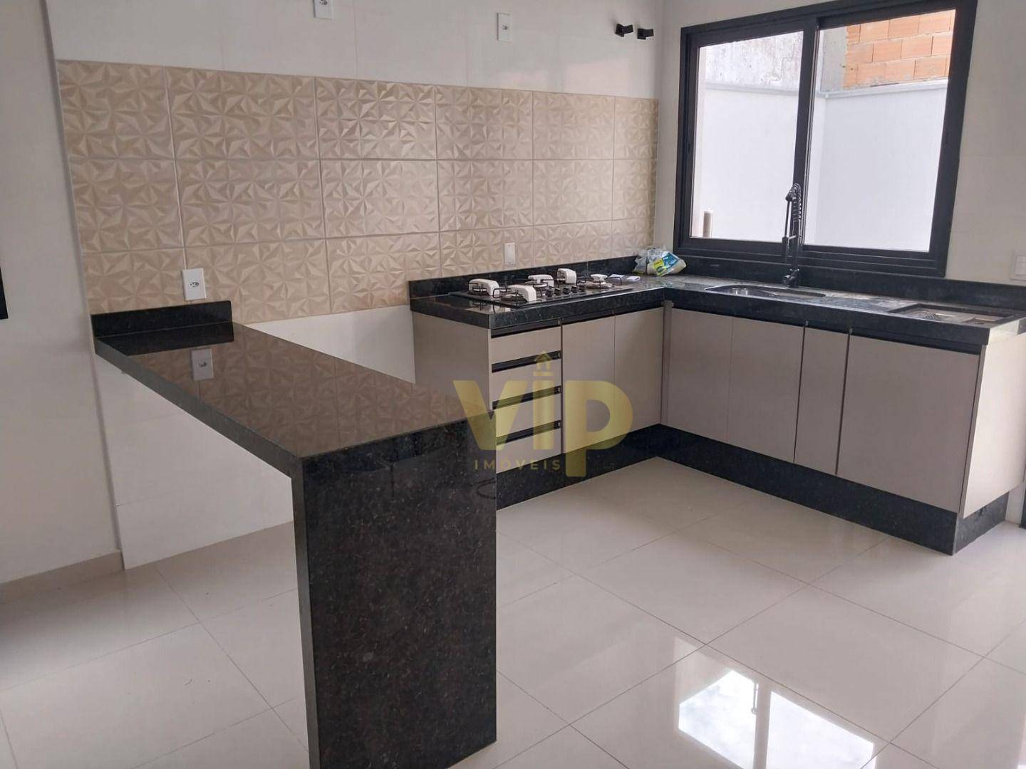 Casa à venda com 3 quartos, 122m² - Foto 1