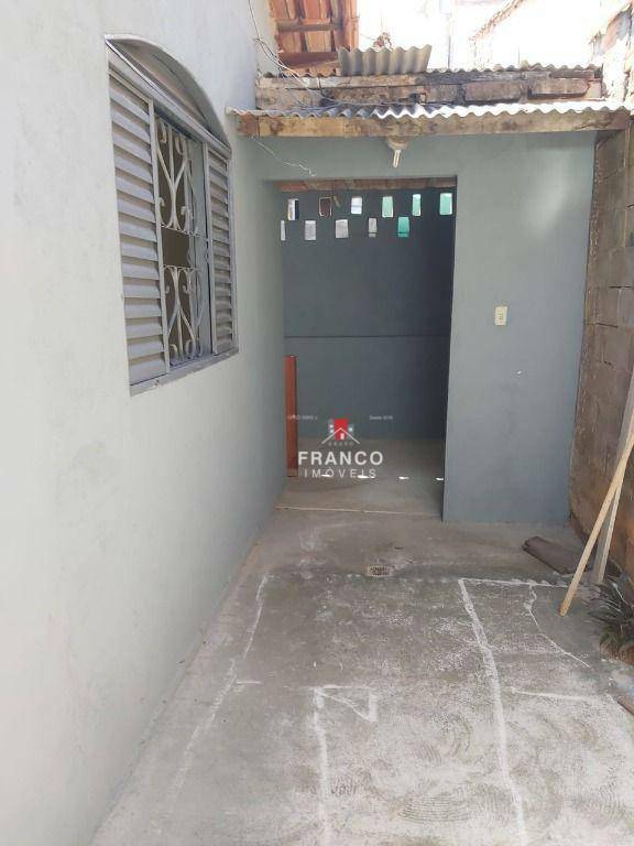 Casa à venda com 6 quartos, 300m² - Foto 3