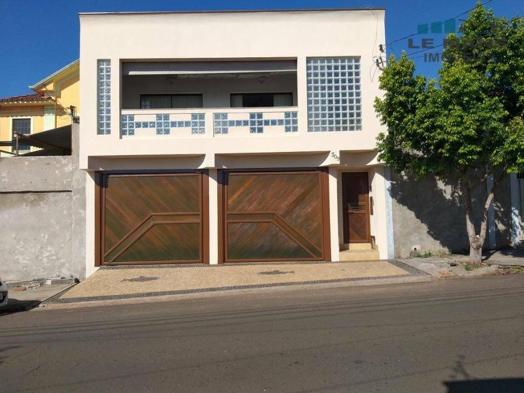 Casa à venda com 3 quartos, 226m² - Foto 1