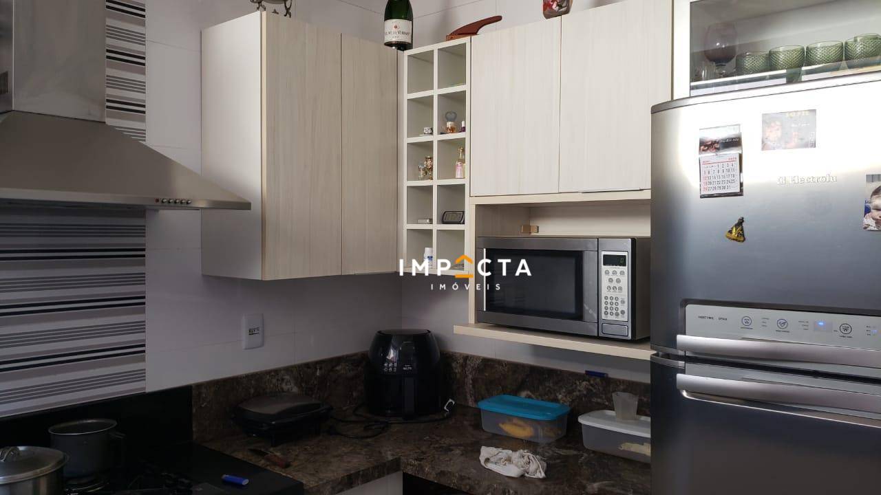 Casa à venda com 3 quartos, 210m² - Foto 1