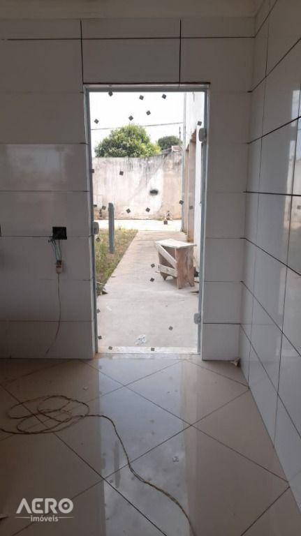 Casa à venda com 4 quartos, 220m² - Foto 2