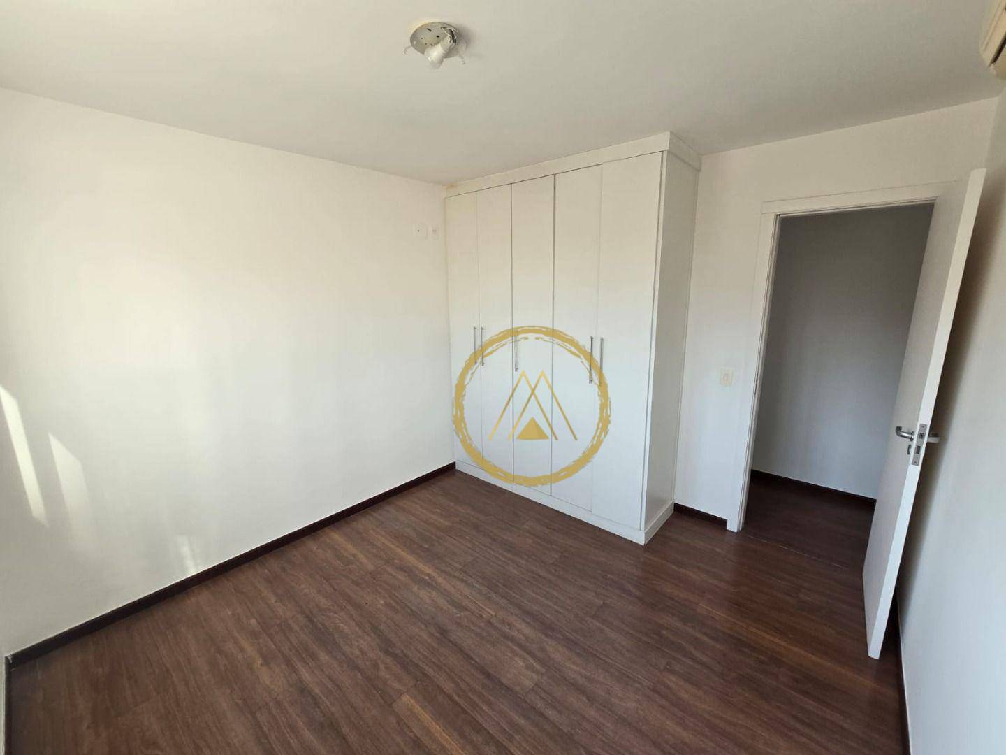 Apartamento à venda com 4 quartos, 151m² - Foto 4