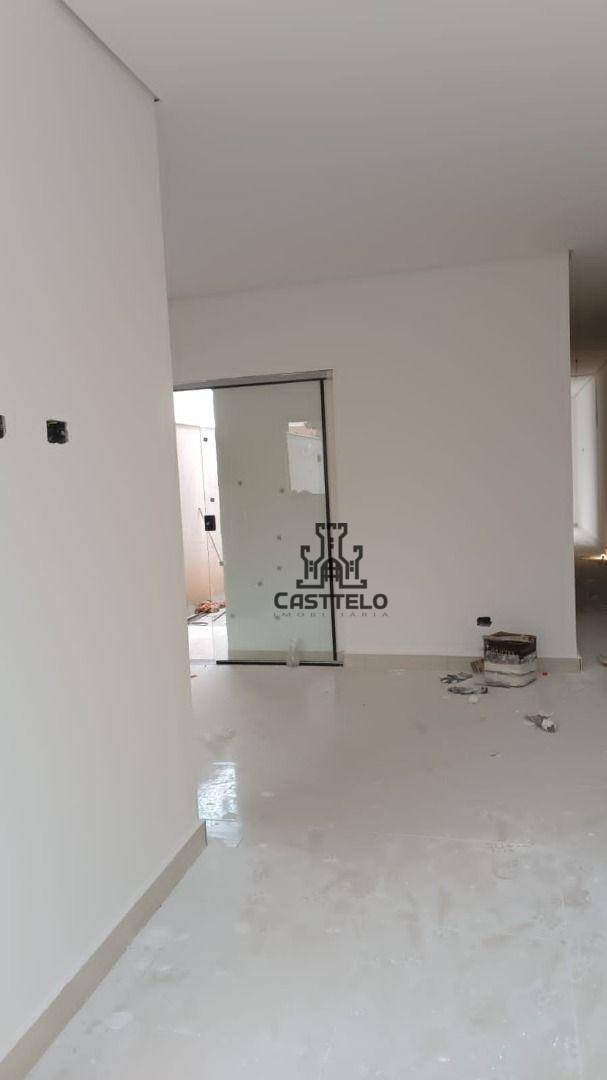 Casa à venda com 3 quartos, 71m² - Foto 1