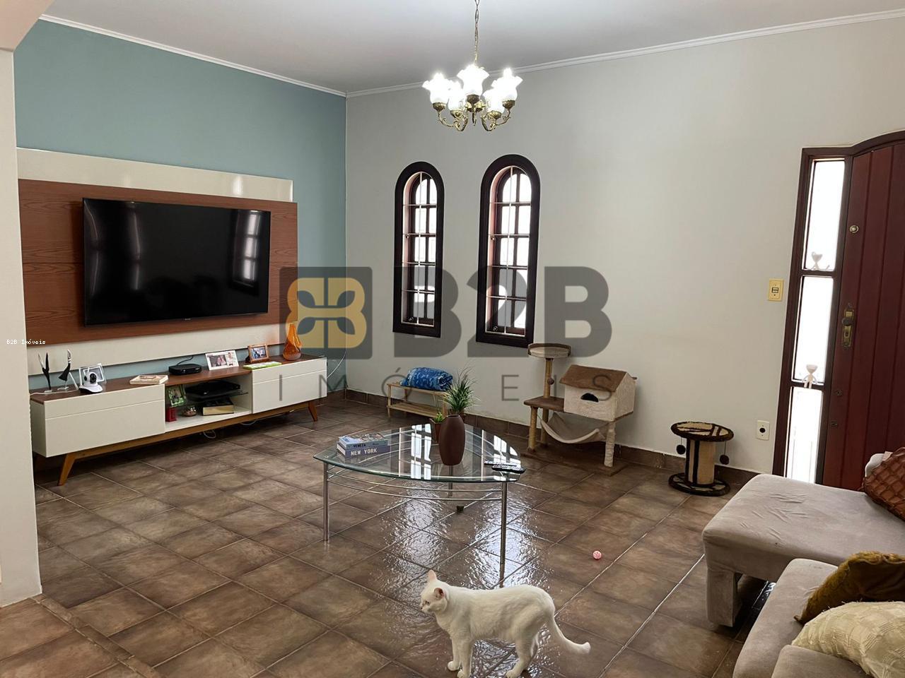 Casa à venda com 3 quartos, 195m² - Foto 1