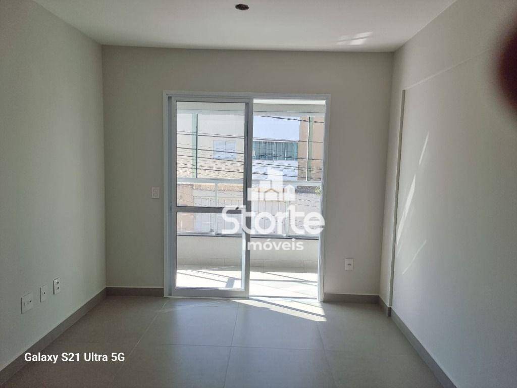 Apartamento à venda com 2 quartos, 68m² - Foto 3