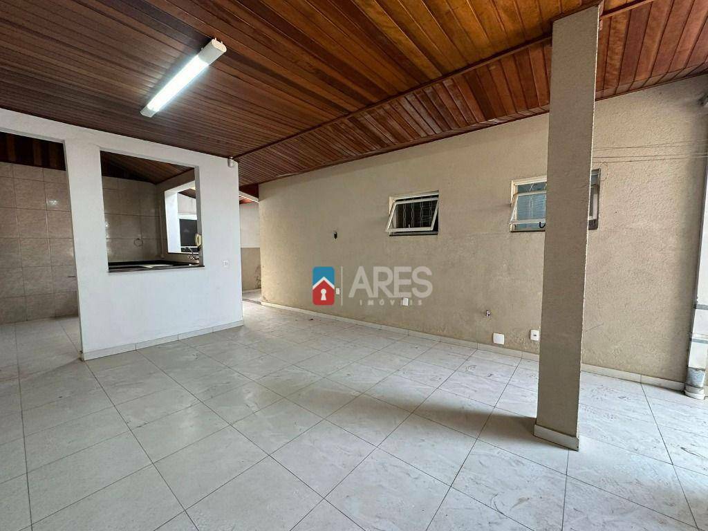 Casa para alugar com 3 quartos, 249m² - Foto 33