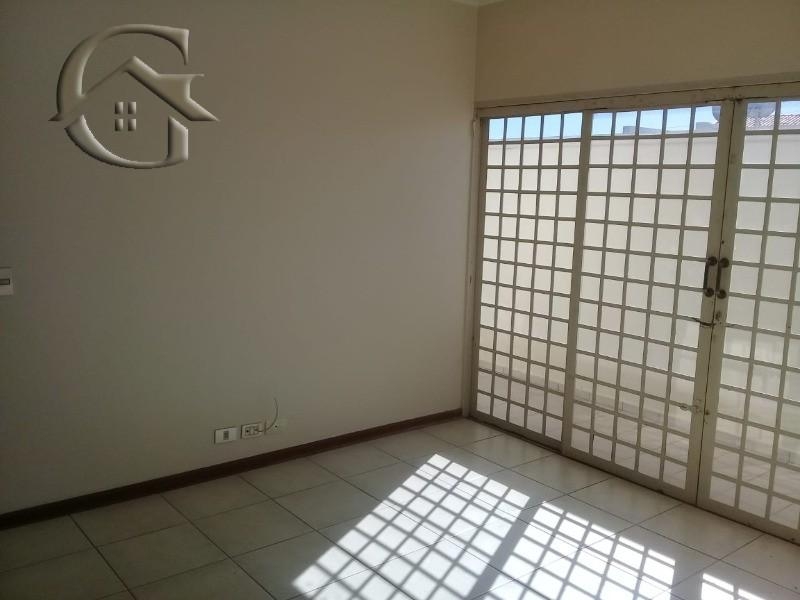 Casa para alugar com 2 quartos, 220m² - Foto 1