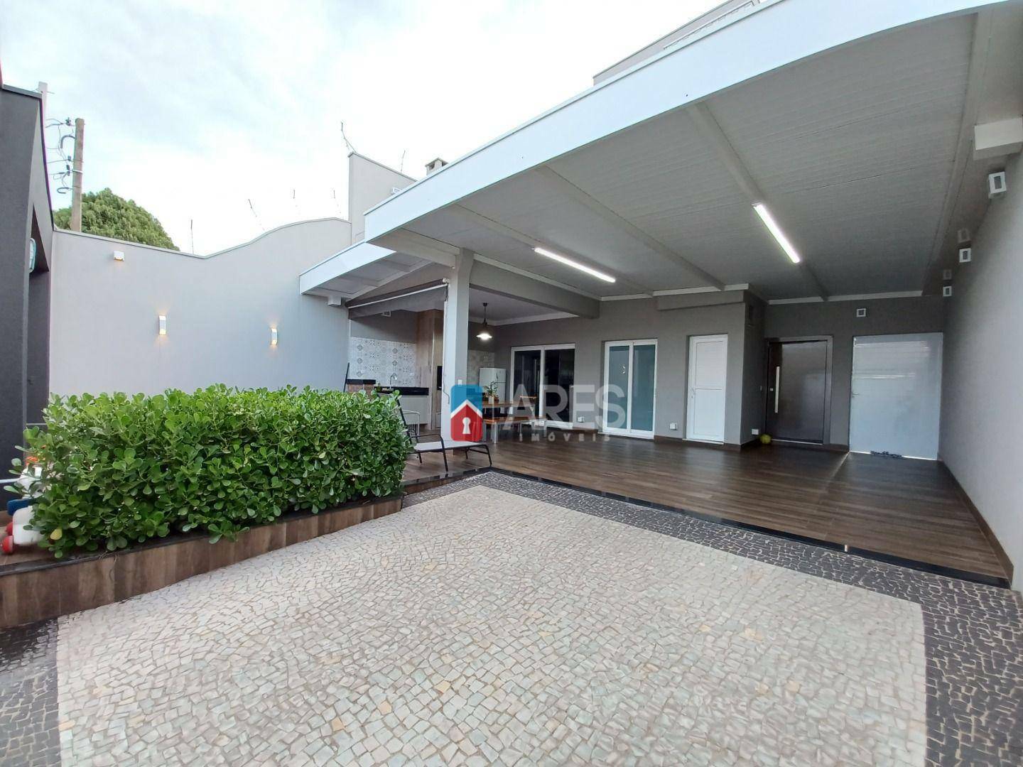 Casa à venda com 3 quartos, 278m² - Foto 1