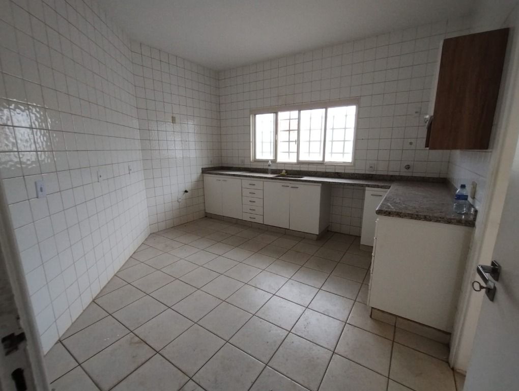 Casa à venda com 3 quartos, 250m² - Foto 4