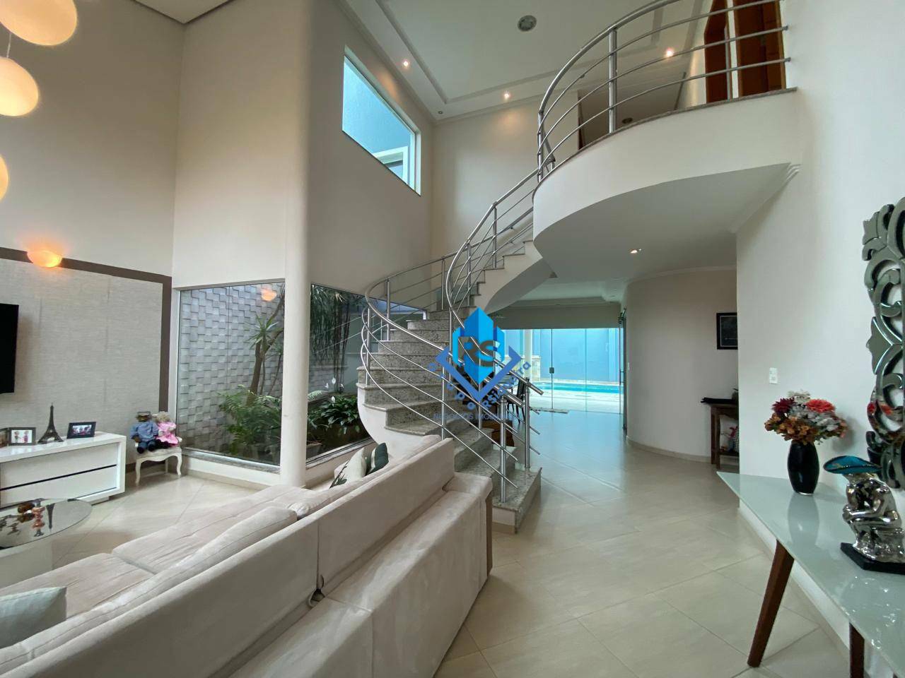Sobrado à venda com 4 quartos, 260m² - Foto 1