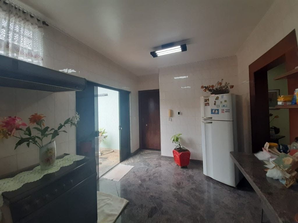 Casa à venda com 3 quartos, 16865m² - Foto 4