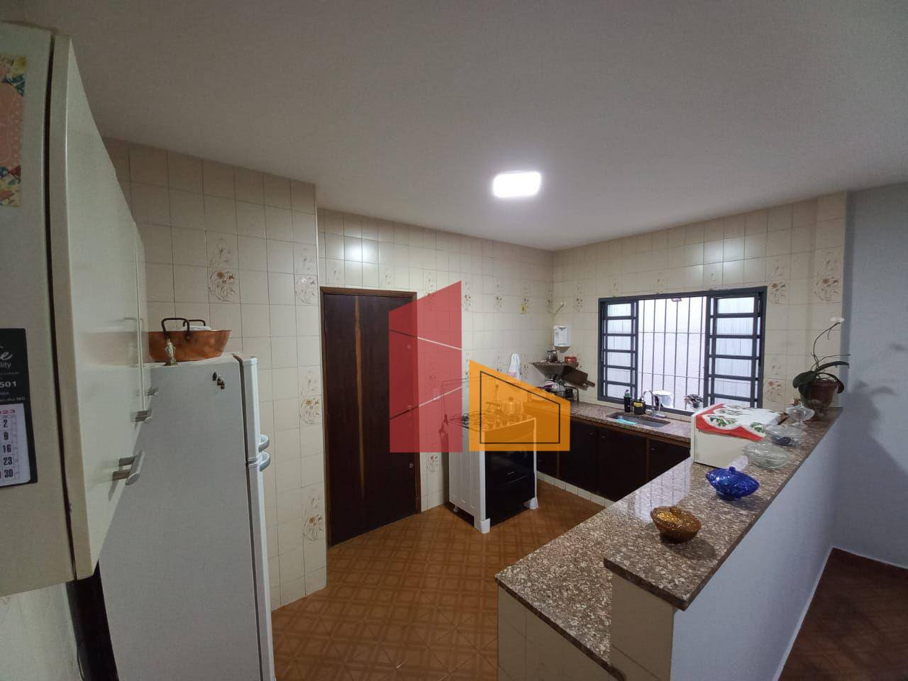 Casa à venda com 3 quartos, 253m² - Foto 2