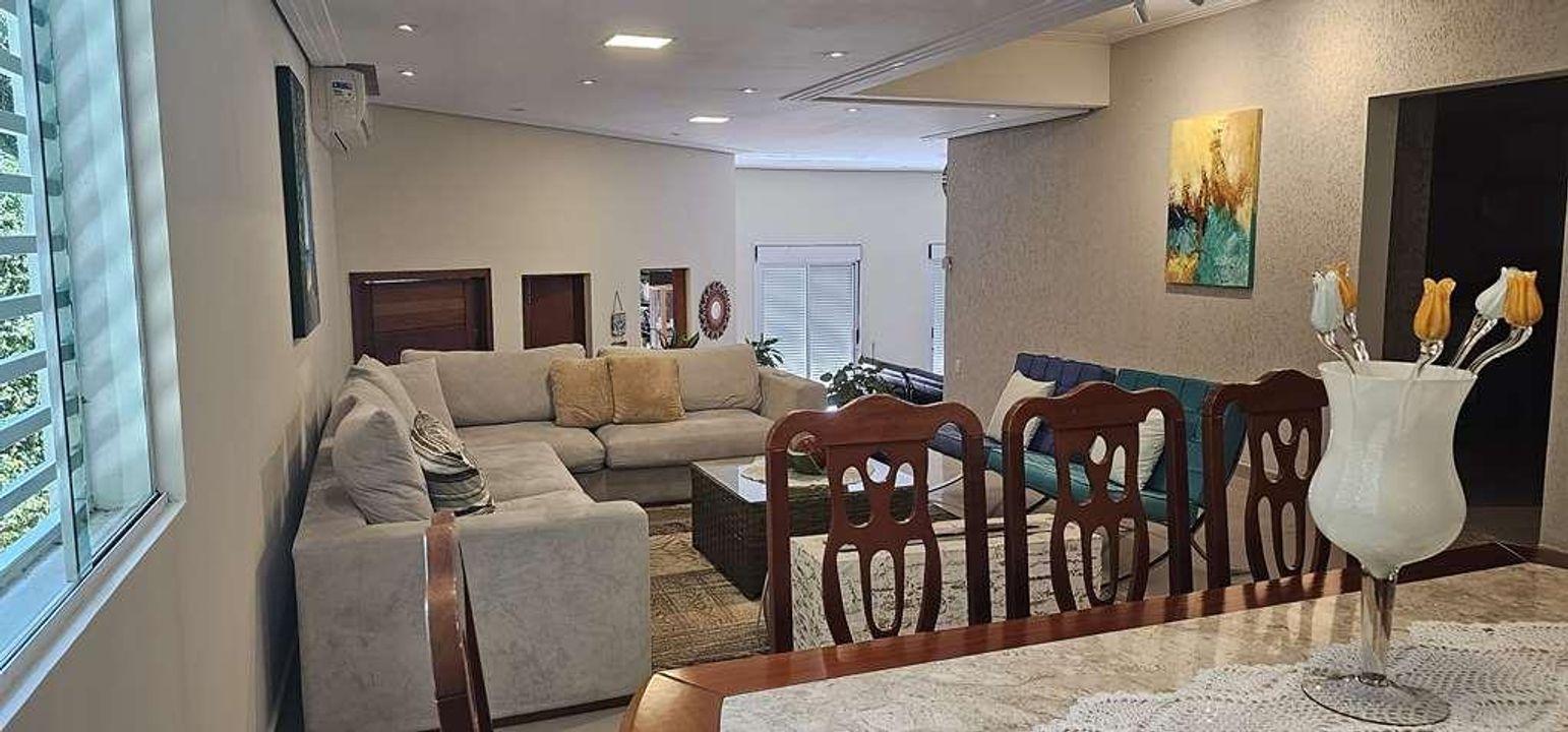 Casa à venda com 3 quartos, 1000m² - Foto 1