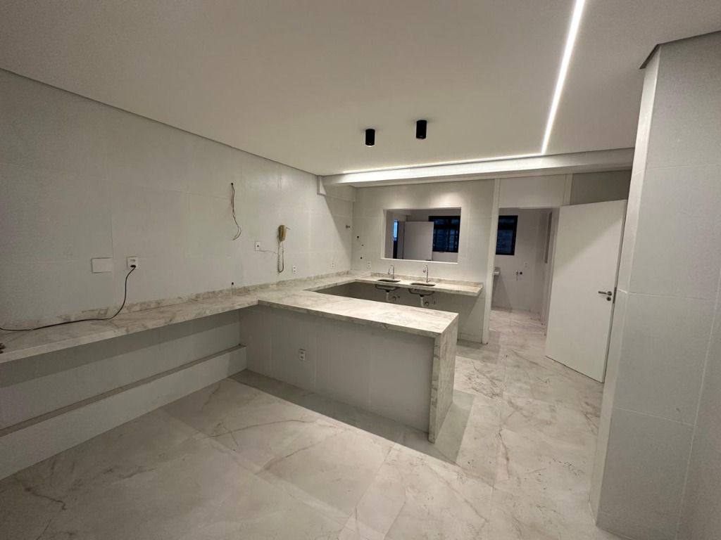 Apartamento à venda com 3 quartos, 216m² - Foto 14