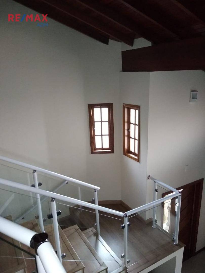 Casa à venda com 3 quartos, 210m² - Foto 4