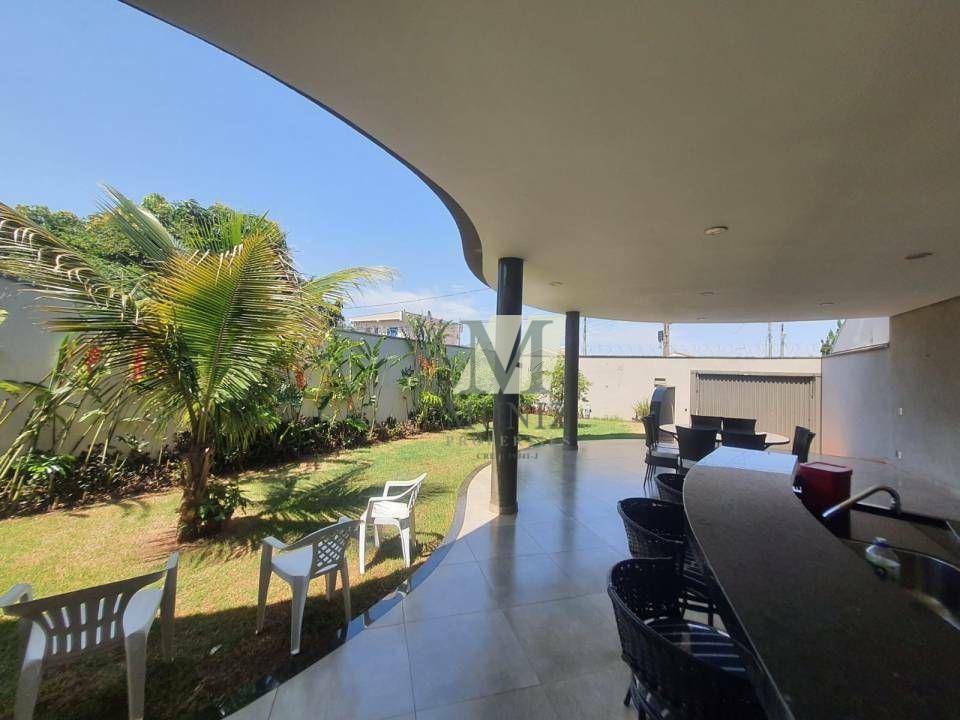 Casa à venda com 3 quartos, 300m² - Foto 1