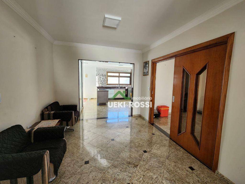 Casa à venda com 3 quartos, 240m² - Foto 2