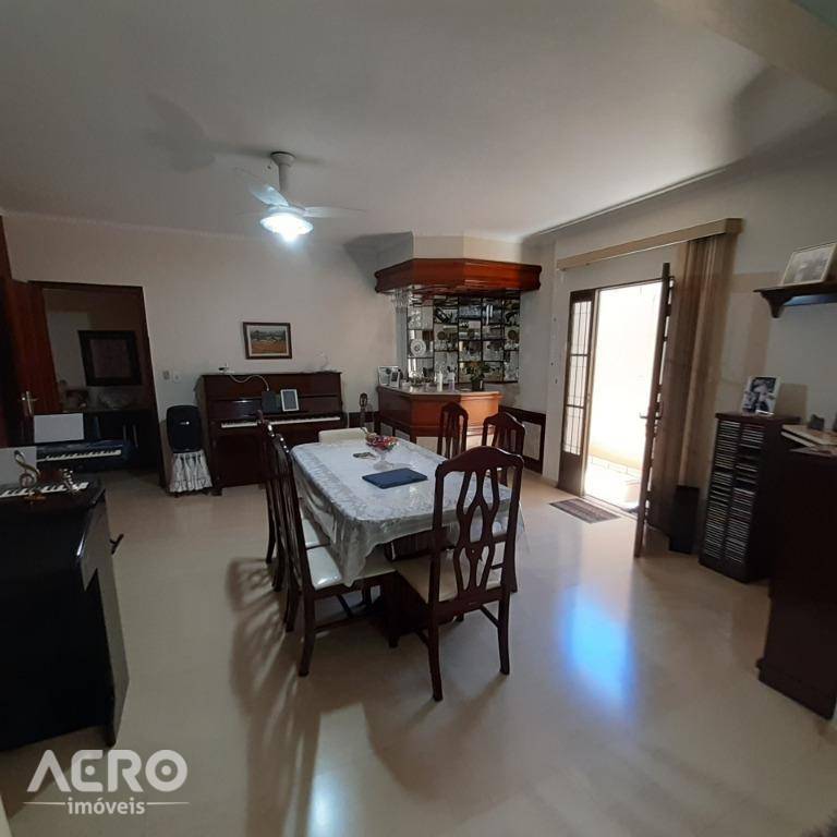 Casa à venda com 3 quartos, 186m² - Foto 1