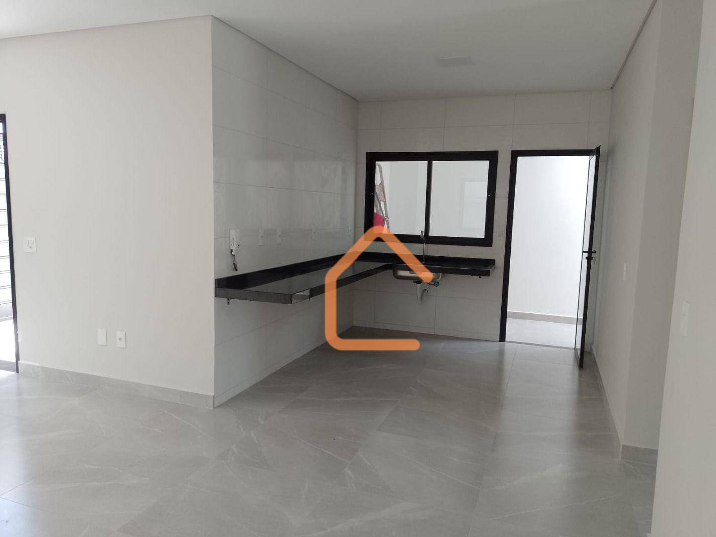 Casa à venda com 3 quartos, 90m² - Foto 1