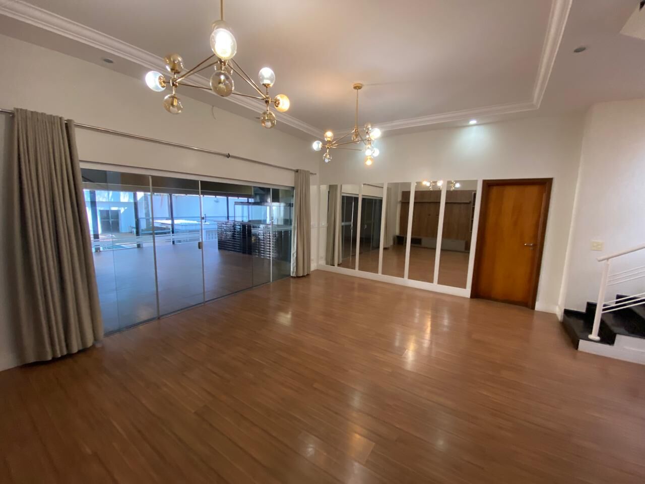 Casa para alugar com 4 quartos, 241m² - Foto 1