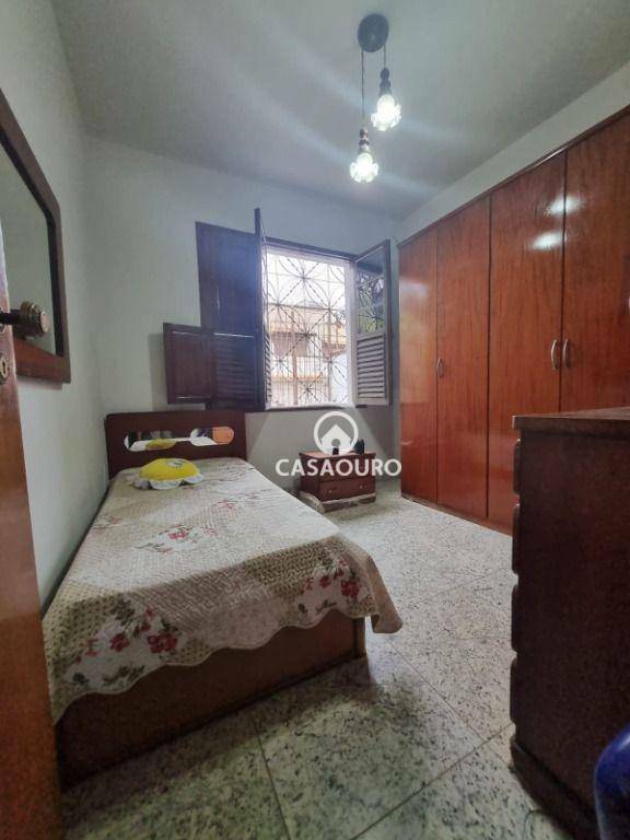 Casa à venda com 3 quartos, 250m² - Foto 2