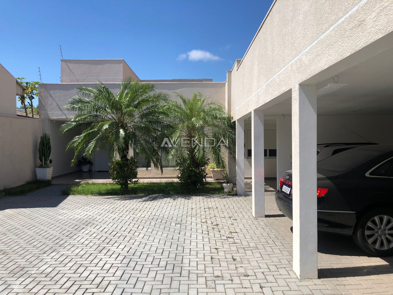 Casa à venda com 4 quartos, 244m² - Foto 1