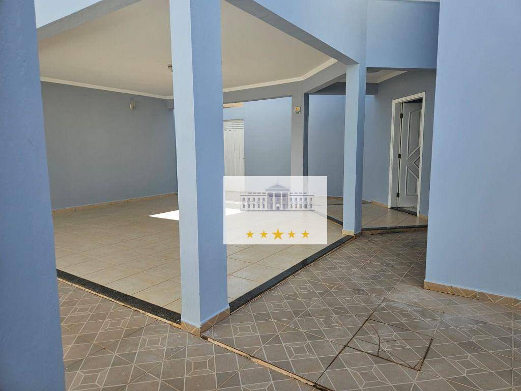 Casa à venda com 3 quartos, 210m² - Foto 2