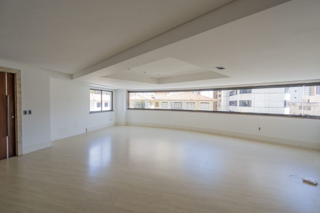 Apartamento à venda com 3 quartos, 210m² - Foto 4