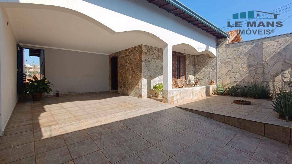 Casa à venda com 3 quartos, 247m² - Foto 1